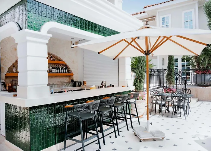 Elegance East Hotel